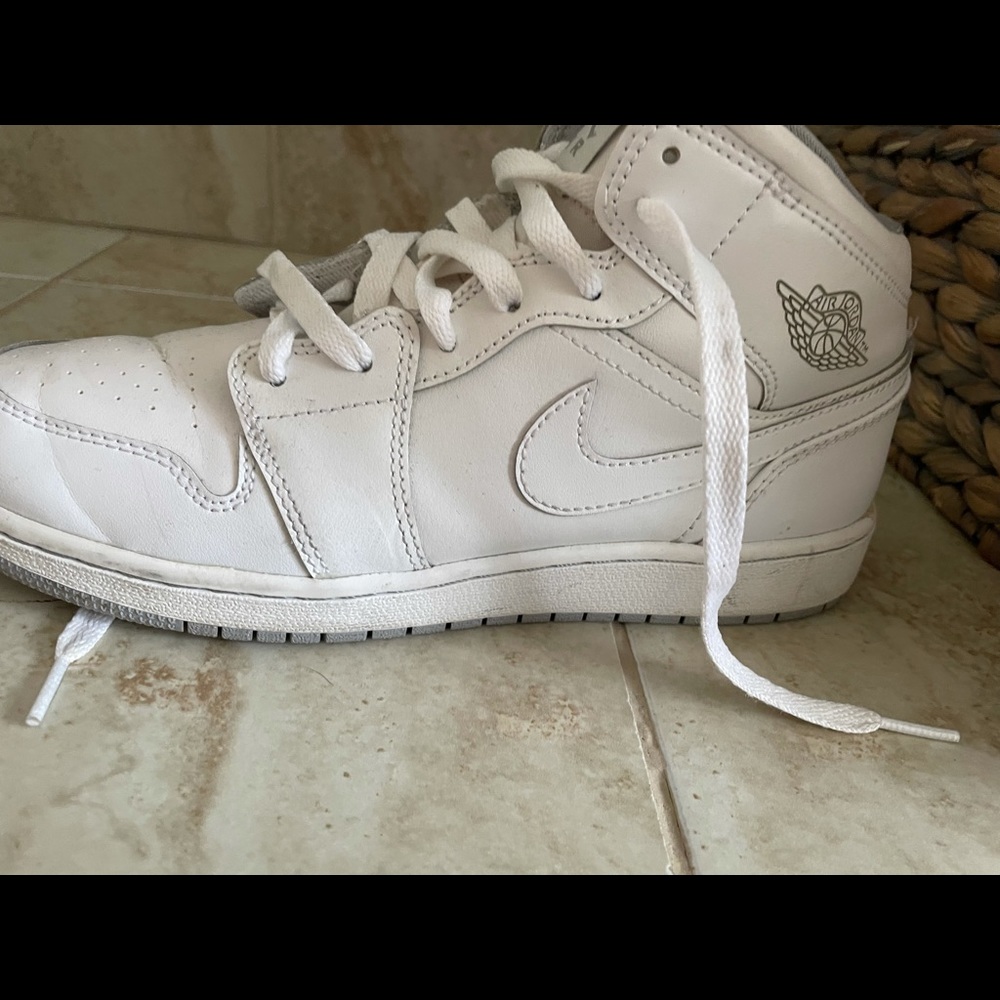 Women or youth AIR JORDAN 1 MID GS
"Triple White"